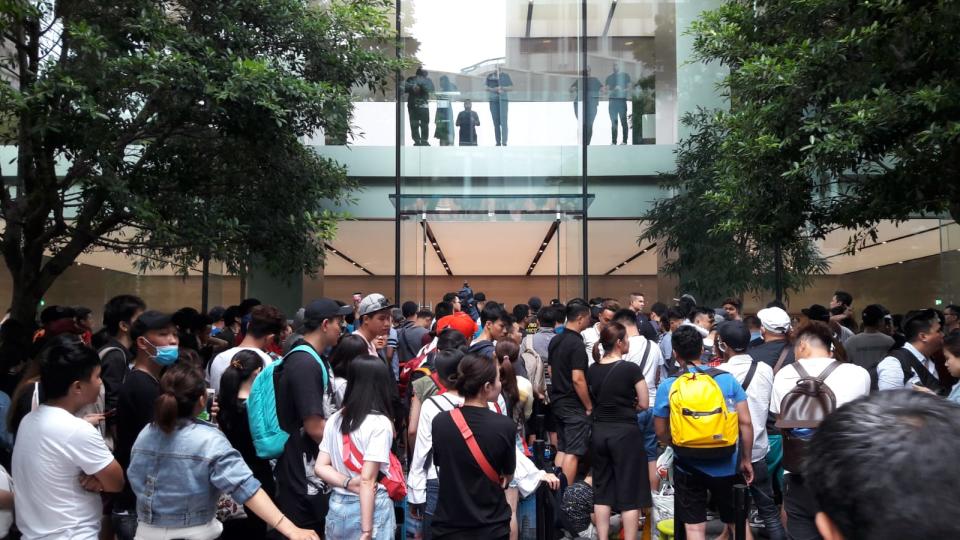 The Singapore sales launch of the latest iPhone XS at the Apple Store in Orchard Road on Friday, 21 September 2018. (Photo: Yahoo Lifestyle Singapore/Abdul Rahman Azhari)