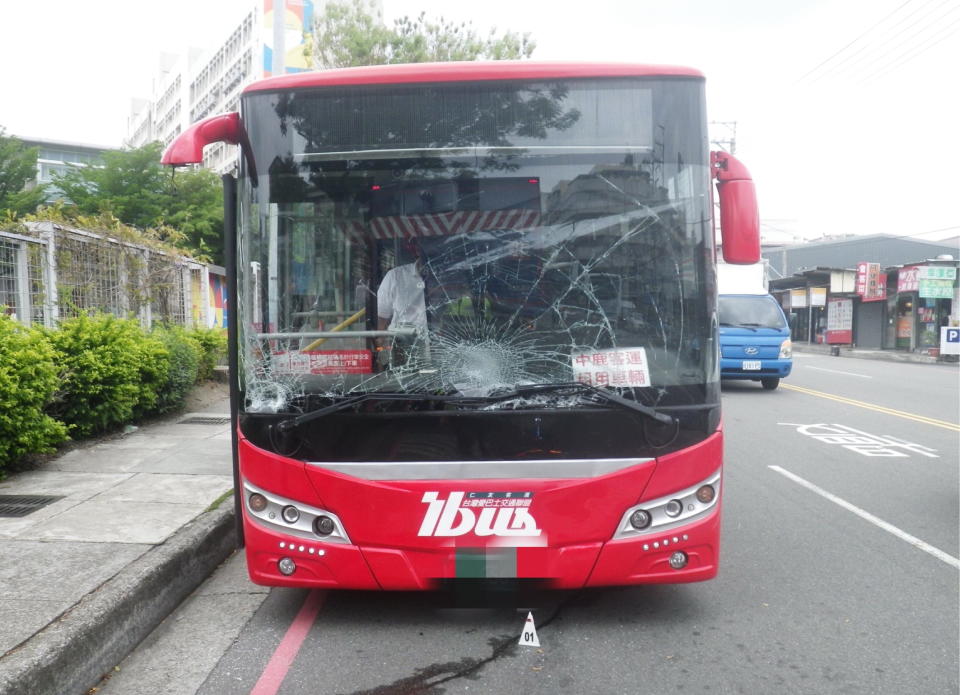 台中公車司機下車買便當 忘拉手煞車慘遭公車與大貨車夾死。