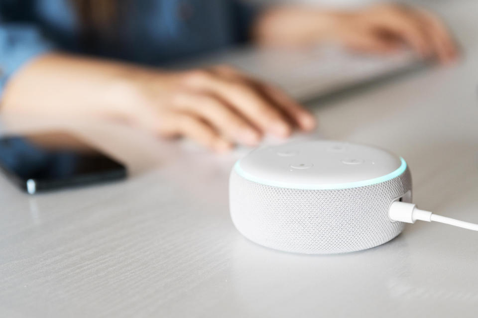 Alexa könnte schon bald Geschichten mit der Stimme der toten Oma vorlesen (Symbolbild: Getty Images)