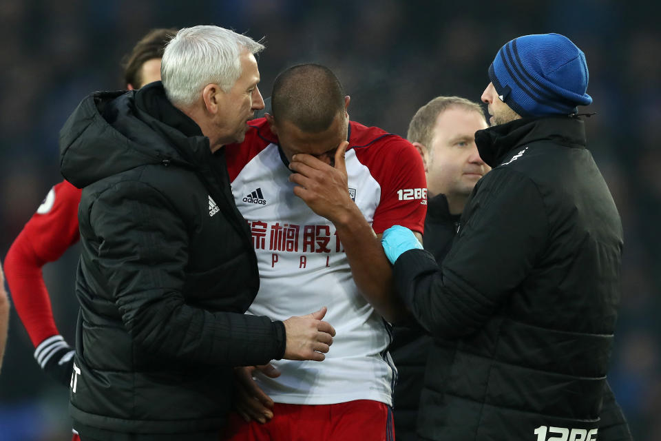 Alan Pardew (left) consoles Salomon Rondon (center). (Getty)