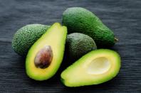 <p>Auch Avocados gehören nicht in den Kühlschrank. Sie werden am besten bei gemäßigten Temperaturen separat von anderen Obst- und Gemüsesorten aufbewahrt. (Bild: iStock / nata_vkusidey)</p> 