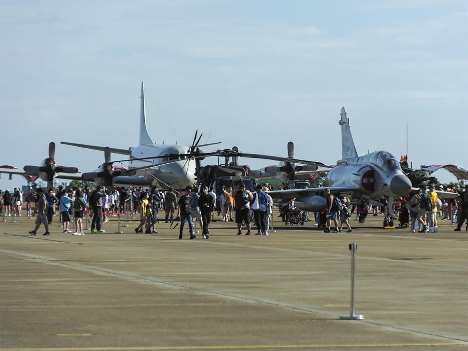 除了精采飛行秀，地面靜態陳展也涵蓋絕大部分國軍現役主力機種，吸引大量民眾到場參觀。（圖：張柏仲攝）