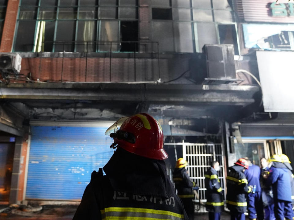 江西省新余市渝水區一座六層商住建築物起火，火勢在晚上近9時被撲滅。（新華社）