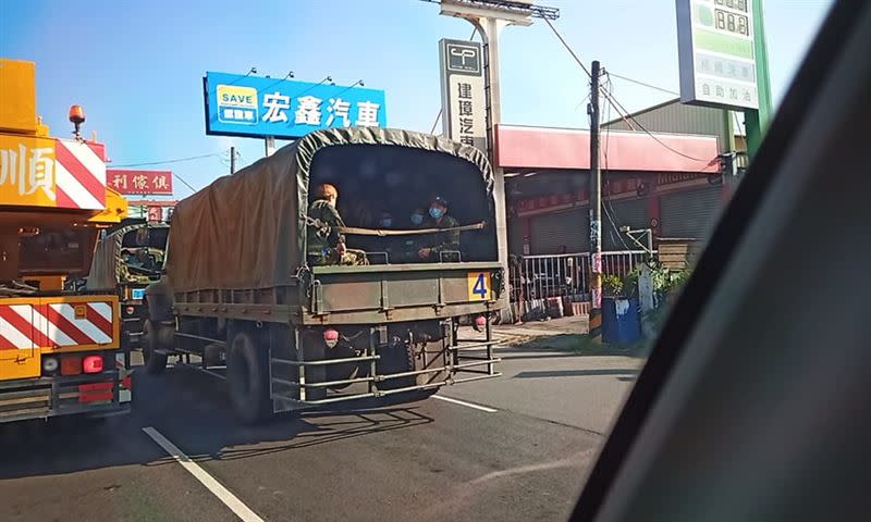 過來人一看就知道，這位阿兵哥是教召的。（圖／翻攝自爆料公社 臉書）