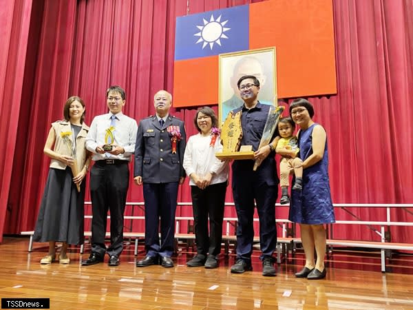 黃市長表揚二位模範警察並與之合影。（記者蘇秀枝攝）