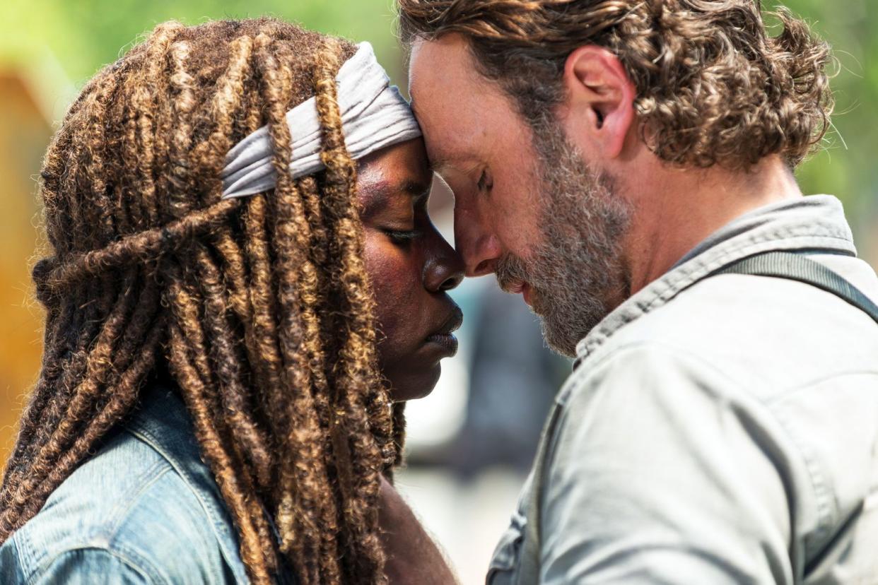 Emotionen inmitten der Zombie-Apokalypse: Die "The Walking Dead"-Fans lieben ihre Helden (Andrew Lincoln als Rick Grimes, Danai Gurira als Michonne). Nun kehrt das Paar in der Ablegerserie "The Ones Who Live" auf die Bildschirme zurück. (Bild: Gene Page / AMC)