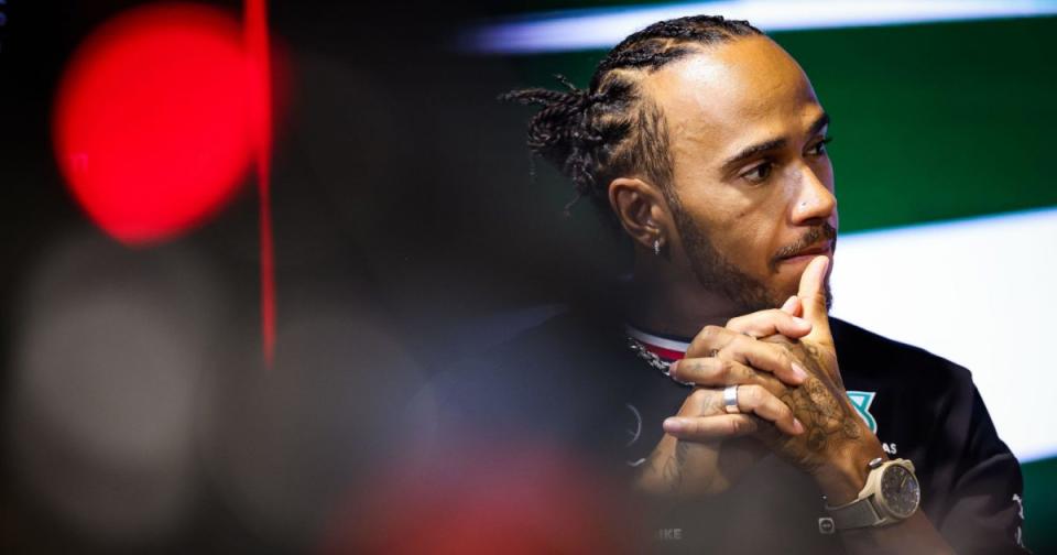 Lewis Hamilton termenung dalam konferensi pers.  Arab Saudi Maret 2023 Kredit: Alamy