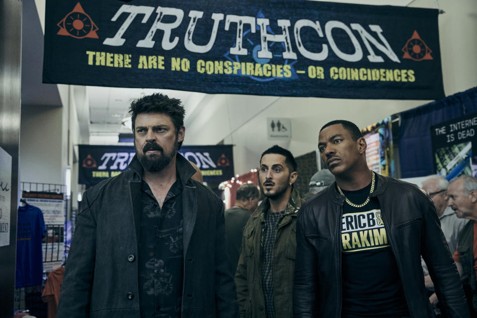 En esta imagen proporcionada por Prime Video, Karl Urban, de izquierda a derecha, Tomer Capone y Laz Alonso en una escena de la cuarta temporada de "The Boys". (Jan Thijs/Prime Video vía AP)