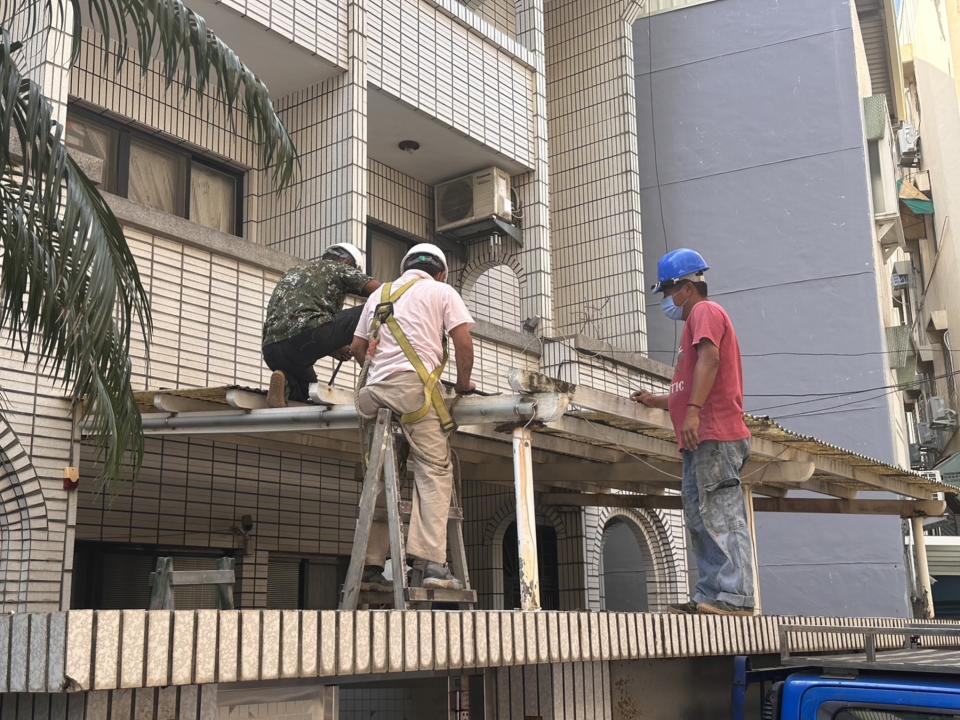 台灣民眾黨總統參選人柯文哲新竹市老家遭疑違建，柯家16日自行雇工進行拆除，拆除範圍包括有疑慮的5樓鐵皮加蓋曬衣場及1樓雨遮（圖）。（圖／民眾黨新竹市黨部提供）