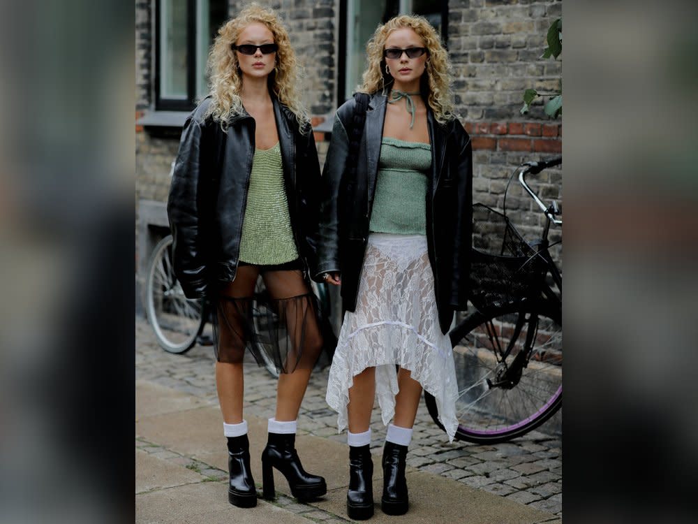 Die Influencer-Zwillinge Idunn und Sofie Vollan bei der Stine Goya Spring-Summer 2024 Show in Kopenhagen in transparenten Röcken. (Bild: IMAGO/ABACAPRESS)