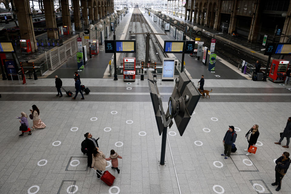 Travellers look at information screens as the traffic is disrupted at Gare du Nord train station on a second day of nationwide strikes and protests against the government's pension reform plan, in Paris on January 31, 2023. - France braces for major transport blockages, with mass strikes and protests set to hit the country for the second time in a month in objection to a planned reform to raise the retirement age. Most Paris metro and suburban rail services will be severely restricted, the capital's transport operator RATP has said. (Photo by Ludovic MARIN / AFP)