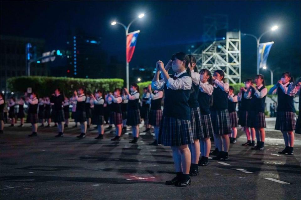 多圖／翡翠騎士下機首站直奔這！大嗑珍奶、台味宵夜「7天行程一次看」