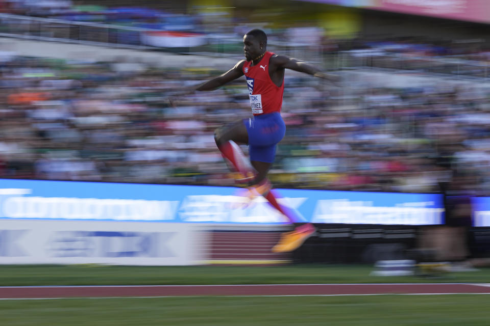 El cubano Lázaro Martínez compite en el salto triple del Mundial de atletismo, el sábado 23 de julio de 2022, en Eugene, Oregon (AP Foto/David J. Phillip)