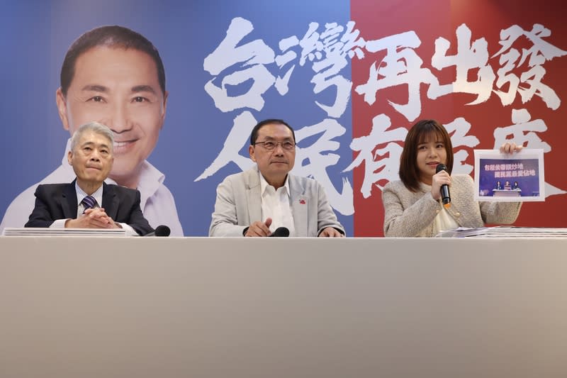 侯友宜開記者會駁斥綠營抹黑言論（1） 國民黨總統候選人侯友宜（中）30日上午在律師陳佳 瑤（左）、競選辦公室發言人李利貞（右）陪同下， 召開「民進黨毀人名節、無血無淚」記者會，駁斥對 手抹黑造謠等不實指控。 中央社記者趙世勳攝  112年12月30日 