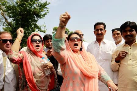 Protesters shout slogans outside the Supreme Court in Islamabad, Pakistan April 20, 2017. REUTERS/Caren Firouz