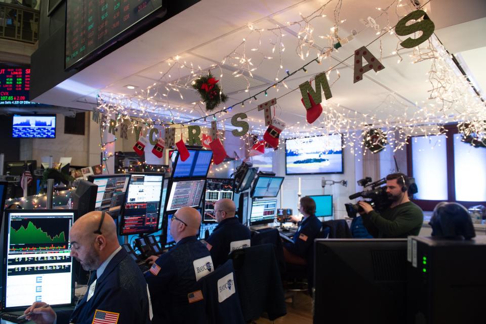 Traders work on the floor at the closing bell of the Dow Industrial Average at the New York Stock Exchange on December 19, 2018 in New York. (Photo by Bryan R. Smith / AFP) (Photo credit should read BRYAN R. SMITH/AFP/Getty Images)