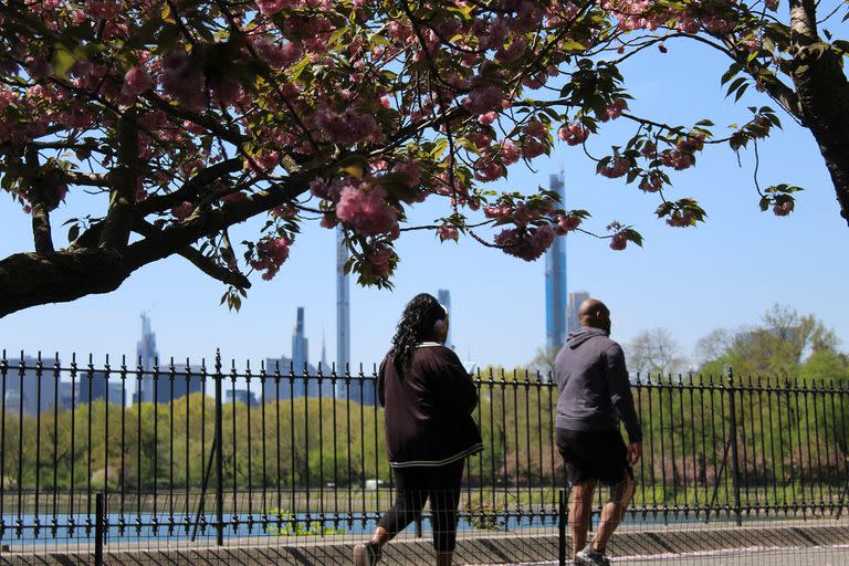 Dos corredores sin barbijo ni tapabocas, en Central Park