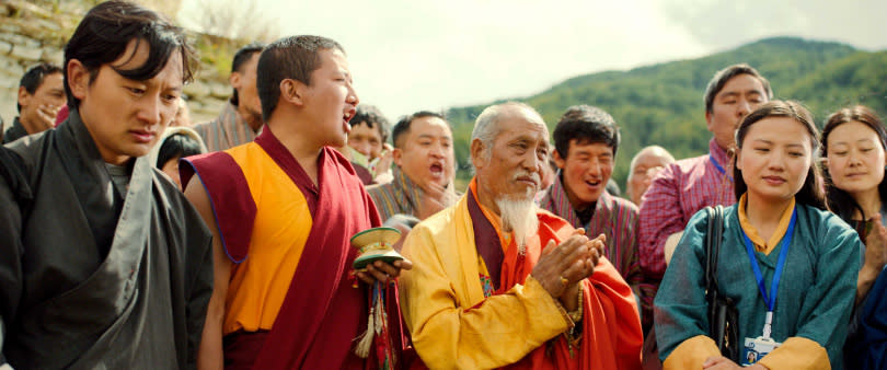 《不丹沒有槍》飾演「老喇嘛」(中)的格桑丘傑（Kelsang Choejey），是如假包換的「烏拉寺」住持。（圖／海鵬提供）