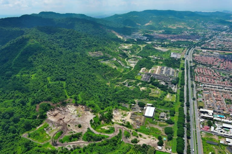 Vue aérienne de la périphérie de Guayaquil qui grignotte le Cerro Blanco, une réserve de forêt tropicale sèche, le 18 avril 2023 en Equateur (AFP - Marcos PIN)