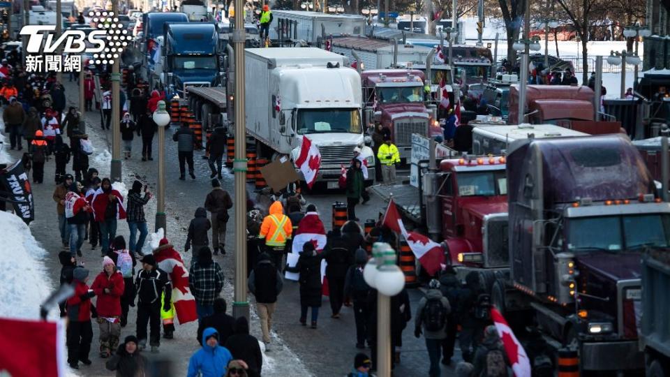 加拿大卡車司機開車前往渥太華抗議政府的疫苗強制令。（圖／達志影像美聯社）