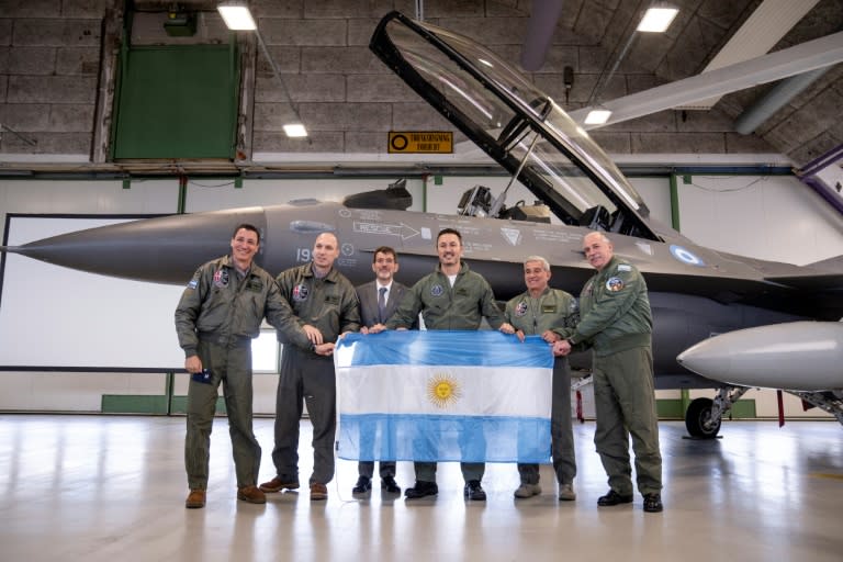 El ministro de Defensa de Argentina, Luis Petri (4ª izq.), posa junto a un avión de combate F-16 danés adquirido por su país, el 16 de abril de 2024 en la base aérea de Skrydstrup (Bo Amstrup)