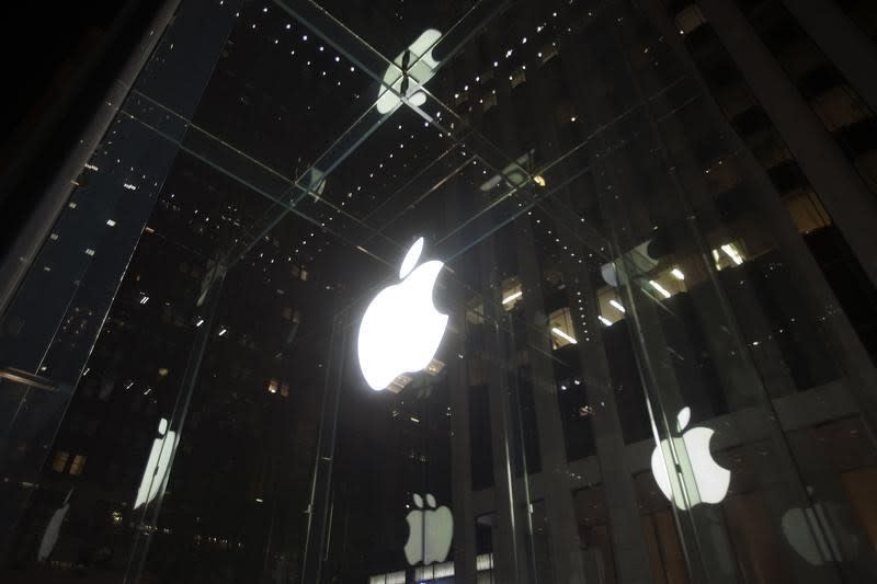 A general view of an Apple store in the Manhattan borough of New York September 7, 2014. REUTERS/Carlo Allegri