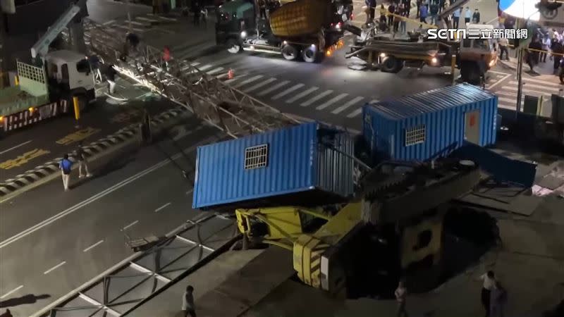 台南工地塌陷施工不當，造成吊臂砸車意外。