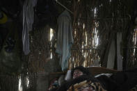 La paciente con dengue María Galán, de 47 años, yace en su cama en el barrio de bajos ingresos de San Pablo en Piura, Perú, el domingo 4 de junio de 2023. (AP Foto/Martín Mejía)