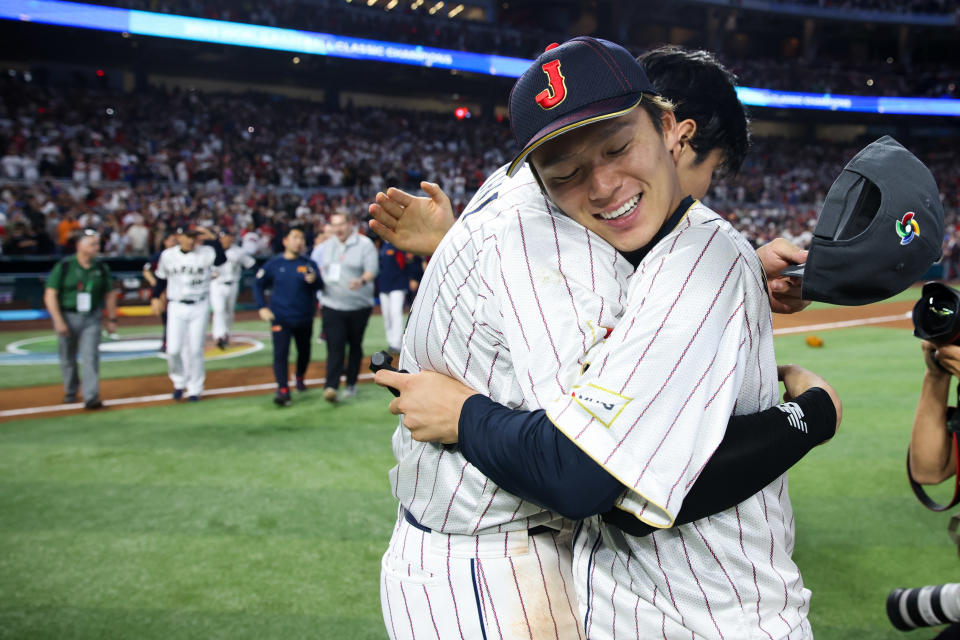 Shohei Ohtani en Yoshinobu Yamamoto vieren de overwinning van Team Japan in de World Baseball Classic 2023. Vanaf 2024 zijn zij teamgenoten bij de Los Angeles Dodgers.  (Foto door Rob Tringali/WBCI/MLB Photos via Getty Images)