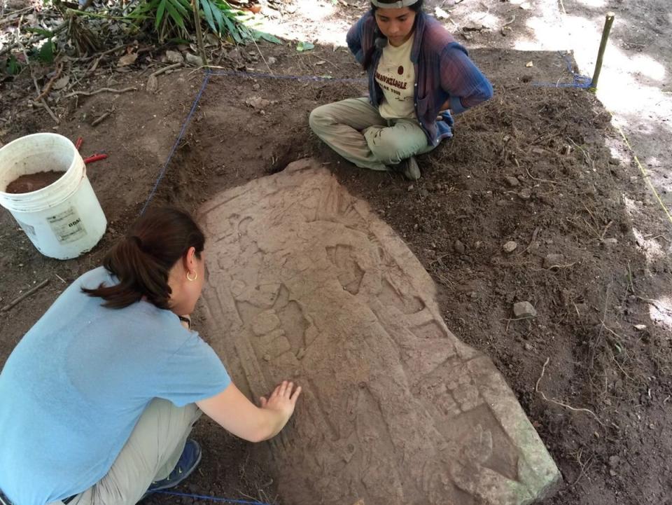 Los investigadores arqueológicos de Ucanal han descubierto hasta ahora un gran número de importantes objetos, como este monolito bellamente tallado que podría datar del año 879 d.C. (Proyecto Arqueológico Ucanal)