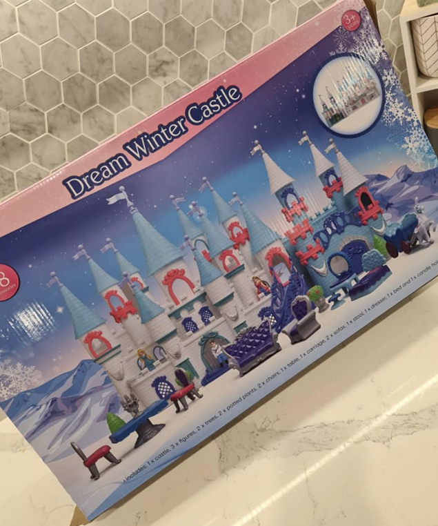 Das Pferd wurde als Teil des Dream Winter Castle Sets von Kmart gekauft. Foto: Facebook