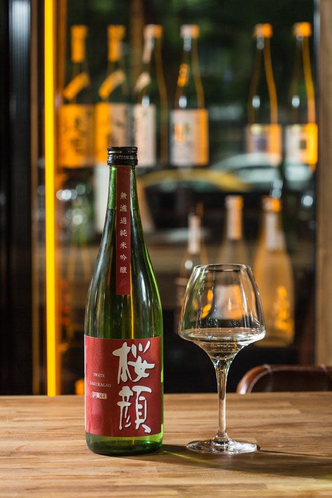 同是櫻顏酒造出品的「無過濾純米吟釀」在日本是1～3月的期間限定酒，帶水果般的濃厚香氣，入口酸爽。（1,450元／瓶）
