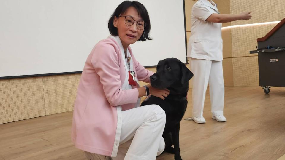 安寧病房輔助治療犬Oba與Home媽護理師劉曉菁。胡順惠攝