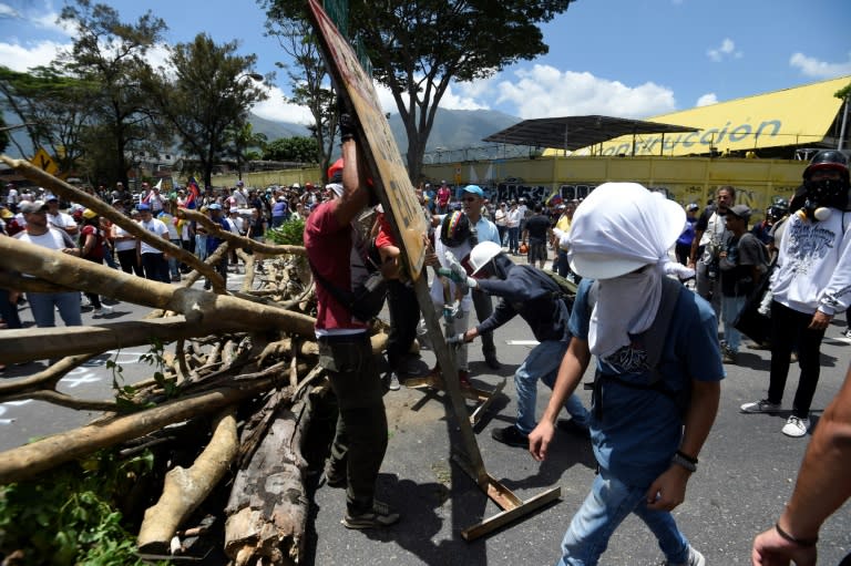 Opposition activists block the Francisco Fajardo main motorway in eastern Caracas on May 20, 2017 to protest against President Nicolas Maduro