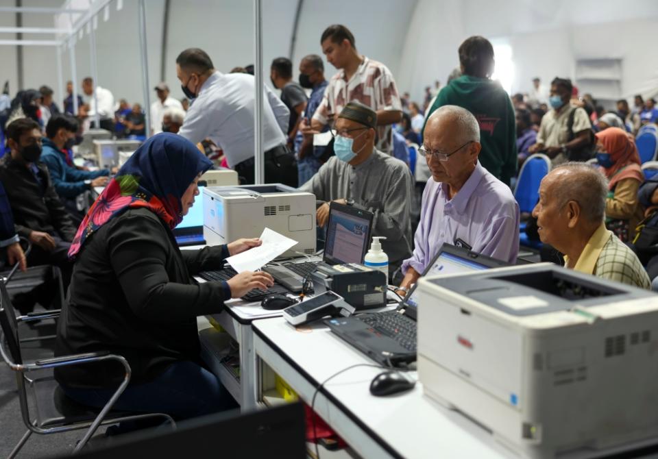 People were seen lining up at the Road Transport Department’s (JPJ) booth to pay their traffic summonses, December 8, 2023. — Bernama pic