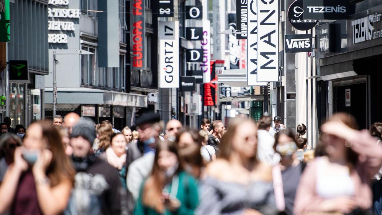 Eine Menschenmenge, einer Haupteinkaufsstraße. Viele Geschäfte haben erst Ende April unter Auflagen wieder öffnen dürfen.