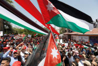 <p>Protesters chant slogans and wave flags in front of the Labour Union offices in Amman, Jordan, June 6, 2018. (Photo: Muhammad Hamed/Reuters) </p>