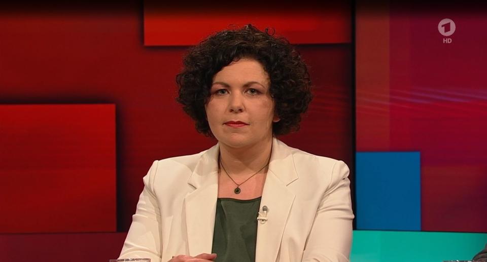 "Wir sehen bis heute von Deutschland keine überzeugende diplomatische Offensive - im Gegenteil!" - Amira Mohamed Ali, die Fraktionschefin der Linken im Bundestag, sprach sich bei "Hart aber fair" für Verhandlungen mit Russland aus. (Bild: WDR / Screenshot)