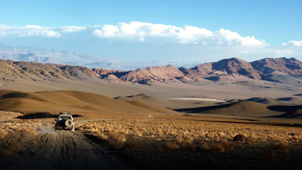 <p>Según Alberto G. Fairén, investigador del Centro de Astrobiología, “el estudio de Atacama nos sirve para proponer que la recurrencia de agua líquida en Marte pudo haber contribuido a la desaparición de la vida marciana, si alguna vez existió, en lugar de representar una oportunidad para el reflorecimiento de microbiotas resilientes”. (Foto: Pixabay / <a rel="nofollow noopener" href="http://pixabay.com/es/paisaje-camión-andes-postre-lonely-74572/" target="_blank" data-ylk="slk:sebadelval;elm:context_link;itc:0;sec:content-canvas" class="link ">sebadelval</a>). </p>