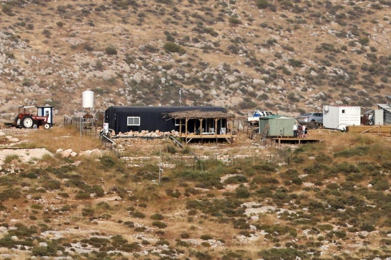 Un puesto de pastoreo instalado por colonos israelíes cerca del pueblo palestino de Deir Jarir, en Cisjordania ocupada, el 25 de abril de 2024 (Zain Jaafar)