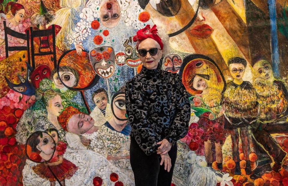 La artista Demi frente a su obra “The Fall”, 2018-2020, acrílico sobre lienzo, 108 x 102 pulgadas. En la galería Aliona Ortega Fine Art, Wynwood Art District.