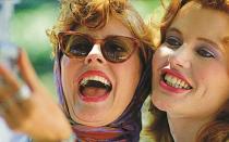 <p>Zwei der - in jeder Hinsicht - stärksten Kinoheldinnen aller Zeiten: Mit der rabenschwarzen Actionkomödie "Thelma & Louise" (1991) entstaubte Regisseur Ridley Scott das Road-Movie-Genre kräftig: vor allem, weil Scott mit Susan Sarandon (links) und Geena Davis zwei mutige, freche und selbstbewusste Frauen ans Steuer ließ. (Bild: Fox)</p> 