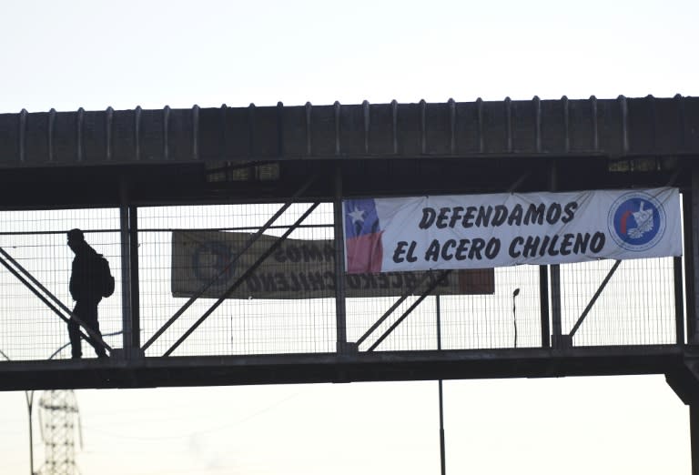 Cartel de protesta ante la posibilidad de cierre de la acería chilena Huachipato, localizada en Talcahuano, 500 km al sur de Santiago, el 4 de abril de 2024 (GUILLERMO SALGADO)