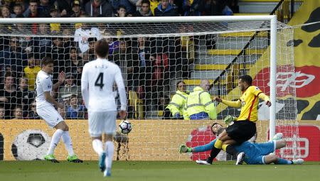 Britain Soccer Football - Watford v Swansea City - Premier League - Vicarage Road - 15/4/17 Watford's Etienne Capoue scores their first goal Action Images via Reuters / Andrew Couldridge Livepic