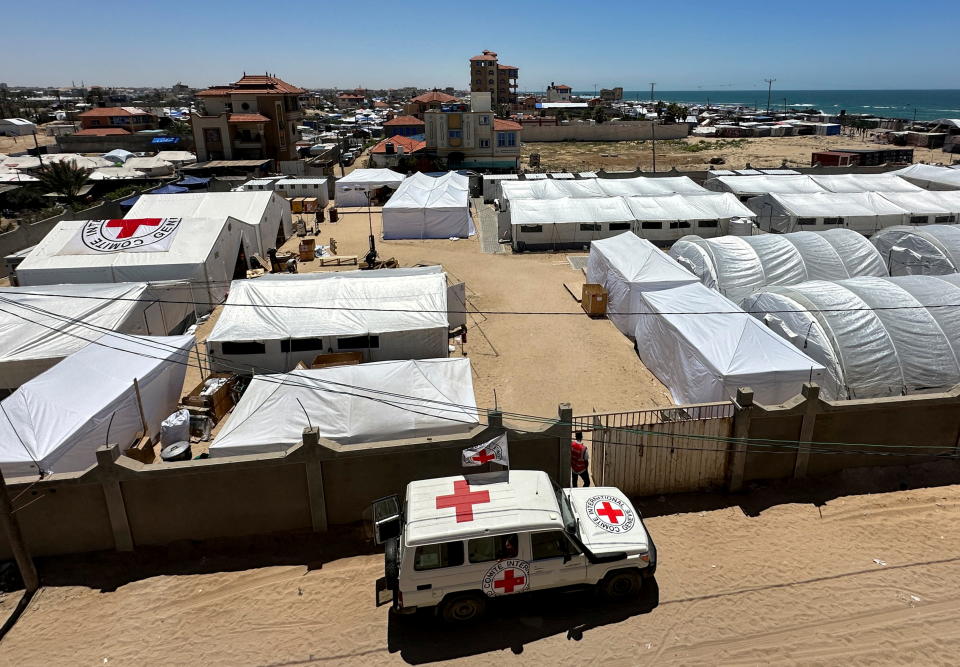 Un vehículo está aparcado cerca del hospital de campaña de la Cruz Roja Internacional en el sur de Gaza, que se ha creado para tratar de satisfacer lo que describió como una demanda 