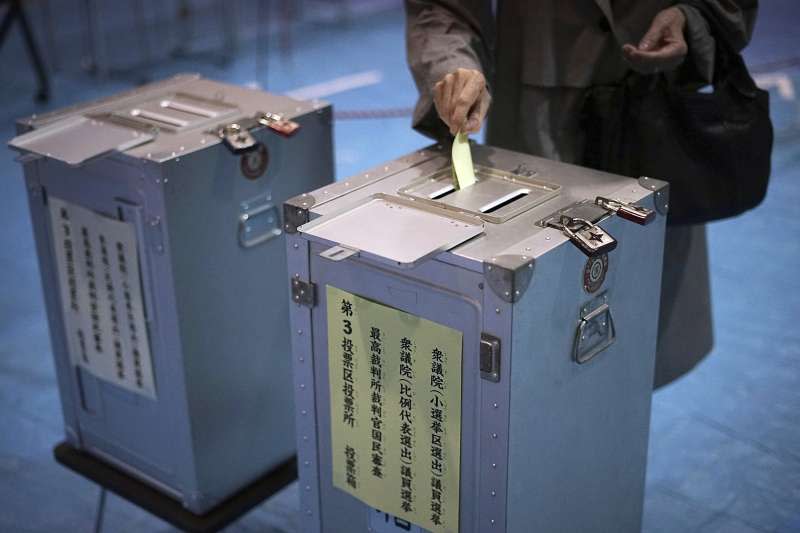 日本眾議院大選2017年10月22日登場，由於颱風來襲，投票率高低備受關注（AP）