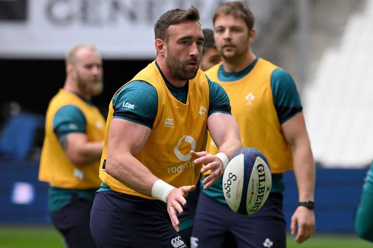 Jack Conan, el N° 8 de Irlanda, pasa la pelota en una práctica en el Stade Velodrome de Marsella