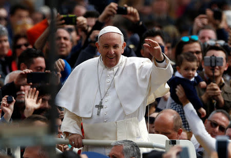 Pope Francis waves from his Papamobile after the Easter Mass at St. Peter's Square at the Vatican April 1, 2018. REUTERS/Stefano Rellandini