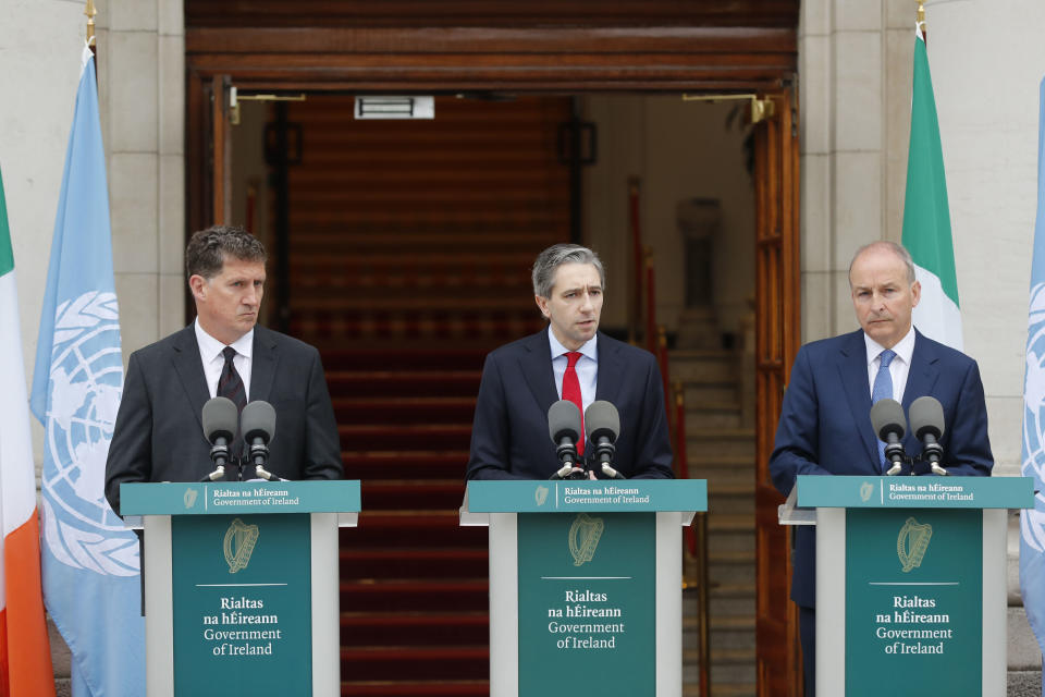 Los tres líderes del gobierno de Irlanda (de izquierda a derecha), el ministro de Transportes, Eamon Ryan; el primer ministro, Simon Harris; y el ministro de Exteriores, Micheal Martin, hablan con los medios durante una conferencia de prensa en Dublín, Irlanda, el 22 de mayo de 2024. (Damien Storan/PA vía AP)