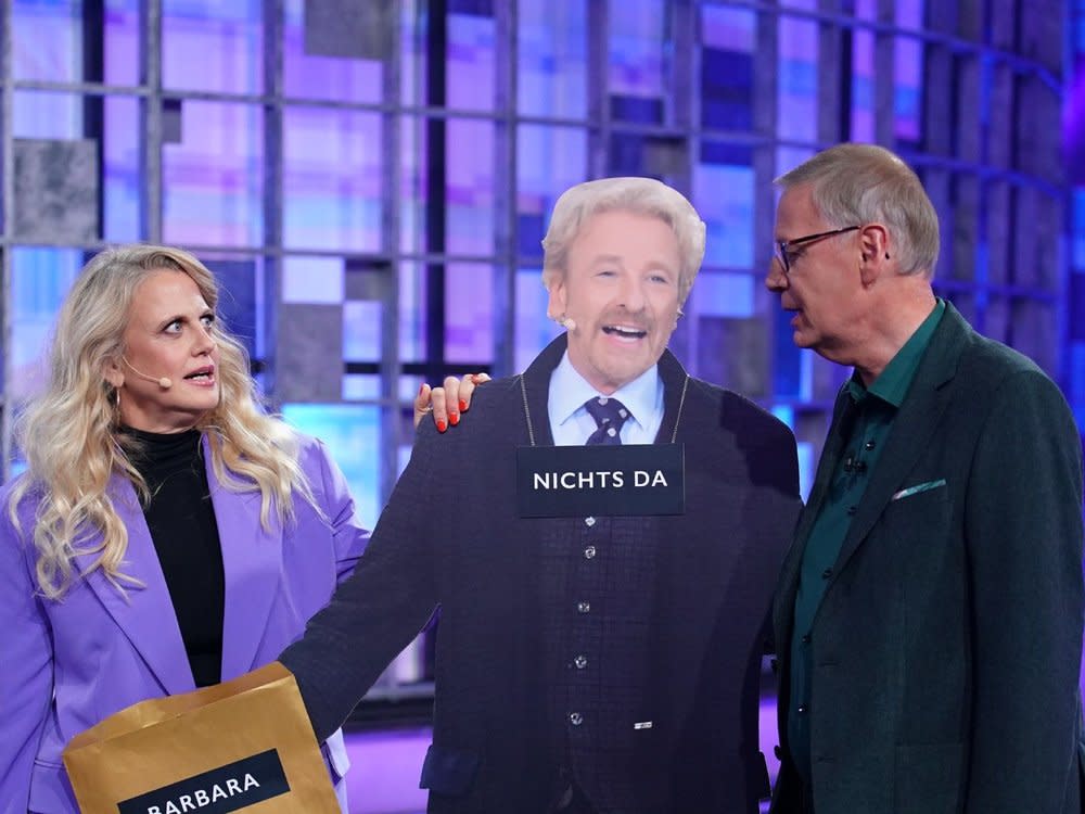 Barbara Schöneberger und Günther Jauch mit einer Thomas-Gottschalk-Pappfigur in "Denn sie wissen nicht, was passiert". (Bild: RTL / Stefan Gregorowius)